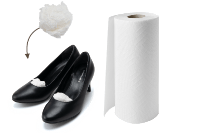 つま先部分にキッチンペーパーを入れる イメージ